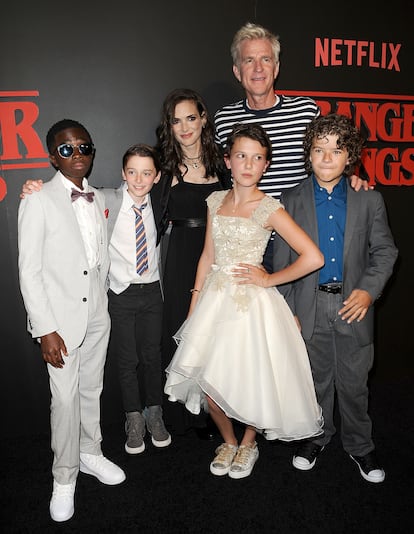 Los actores Caleb McLaughlin, Noah Schnapp, Winona Ryder, Millie Bobby Brown, Matthew Modine y Gaten Matarazzo en la 'premiere' de 'Stranger Things' el 11 de julio de 2016 en Los Ángeles, California.  