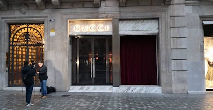 La fachada de Gucci, con una cortina roja en el escaparate reventado en el alunizaje.