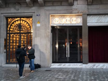 La fachada de Gucci, con una cortina roja en el escaparate reventado en el alunizaje.