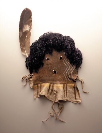 El Museo Barbier-Mueller de Arte Precolombino, en Barcelona, exhibe evocadores objetos de las culturas nativas de Norteamérica. Esta máscara, hecha de piel y pelo de cabra, es del siglo XX.