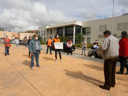 Los empleados de la Fundación número 1 de Alcalá reciben el pasado sábado la carta de despido.