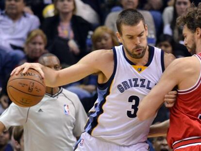 Marc Gasol, a la izquierda, ante la defensa de Pau, en el Grizzlies-Bulls de diciembre.