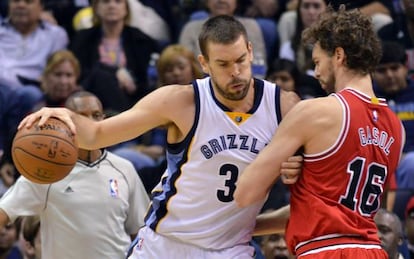 Marc Gasol, a la izquierda, ante la defensa de Pau, en el Grizzlies-Bulls de diciembre.