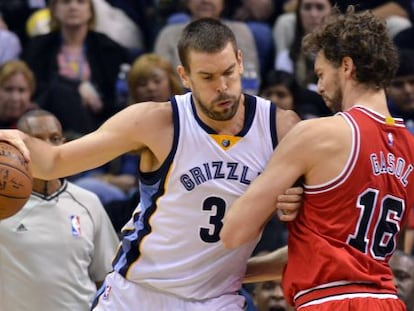 Marc Gasol, a la izquierda, ante la defensa de Pau, en el Grizzlies-Bulls de diciembre.