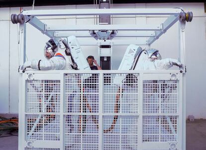 Astronautas en un elevador que los lleva a un cohete de SpaceX