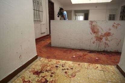 Interior de la vivienda de la calle de Lopán, de Almería, donde se produjo el homicidio. Las paredes y el suelo quedaron manchados con la sangre de la víctima.