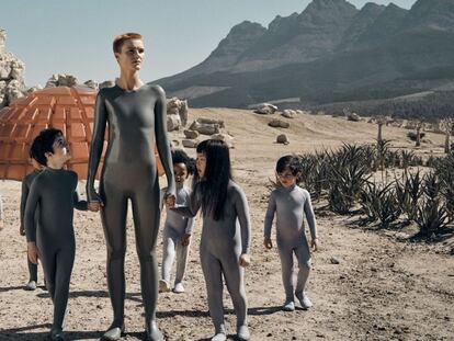 El personaje de Amanda Collin y los niños a su cargo, en una escena de 'Raised by Wolves'.