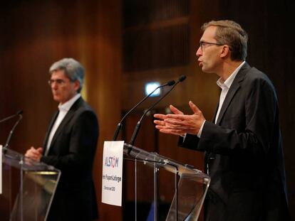 Henri Poupart-Lafarge, presidente y CEO de Alstom (en primer plano), y Joe Kaeser, su hom&oacute;logo de Siemens.