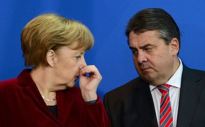 O chanceler alemã, Angela Merkel, e o número dois de seu Governo, Sigmar Gabriel, em Berlim o passado 2 de dezembro.