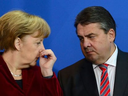 O chanceler alemã, Angela Merkel, e o número dois de seu Governo, Sigmar Gabriel, em Berlim o passado 2 de dezembro.