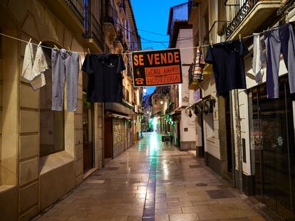 La céntrica y popular calle Navas de Granada, desierta este martes.