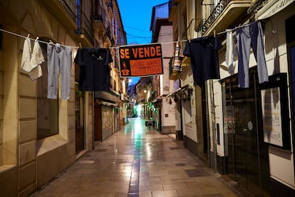 Dueños de un bar colocaron un cartel de 'Se vende la Calle Navas', la principal para la hostelería en Granada, en protesta por las restricciones.