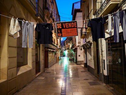 La céntrica y popular calle Navas de Granada, desierta este martes.