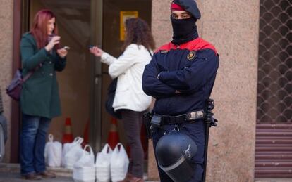 Dos personas llevas comida al departamento de Justicia de la Generalitat donde se han encerrado un grupo los representantes de los trabajadores en protesta por las condiciones laborales en las cárceles