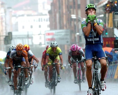 Alejandro Valverde, con el maillot de Kelme, se impone al esprint a un especialista como Freire y al italiano Stefano Garzelli en la etapa entre Burgos y Soria.