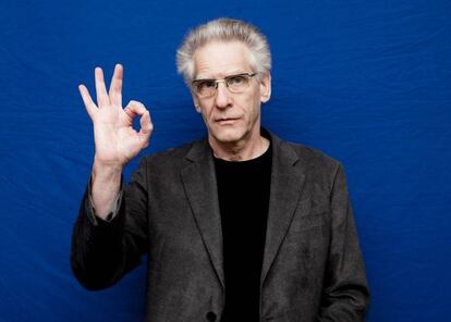 Las gafas del director de cine y guionista canadiense (73 años), de media montura y muy rectas, son modernas y rotundas. Cronenberg se ha dejado ver con otras gafas, pero a juzgar por las veces que le acompañan a actos públicos y sesiones de fotos, estas que aparecen en la imagen son sus favoritas.