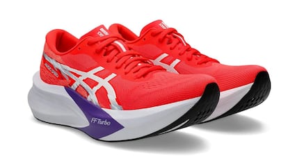 Running shoes with carbon plate