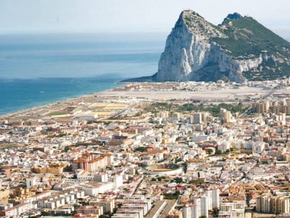 Vista aérea de La Línea, con Gibraltar al fondo.