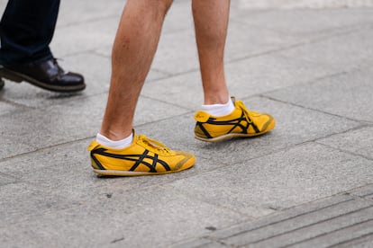 Ese trozo de tejido desquiciante para algunos: un calcetín tobillero saliéndose de una zapatilla deportiva de un asistente a los desfiles parisinos en 2016.