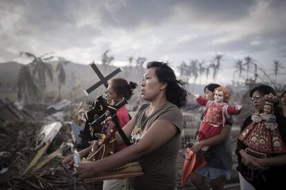 Fotografía realizada por el francés Phillipe Lopez, de la Agencia France Presse (AFP), que ha ganado el primer premio en la categoría de Noticias de Actualidad. Esta imágen muestra a los supervivientes del tifón Haiyán, que afectó el centro de Filipinas en noviembre de 2013 y causó más de 6.200 muertos, en una procesión religiosa en Tolosa, en la isla de Leyte.