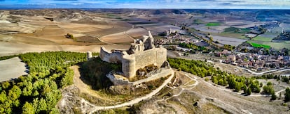 Castrojeriz (Burgos, Castilla y León). Muchos de los peregrinos que han hecho entero el Camino Francés a Santiago de Compostela han pasado la noche en alguno de los ocho albergues (incluido el municipal) de esta localidad burgalesa antes de emprender la siguiente etapa, de 25,4 kilómetros, hasta Frómista (Palencia). El pueblo se encuentra a los pies de un imponente castillo en ruinas (en la imagen), que habla de la importancia que tuvo en la ruta jacobea este enclave durante la Edad Media. En Castrojeriz también destacan el palacio de los Condes de Castro, de estilo gótico, y la iglesia románica de la Virgen del Manzano, del siglo XIII, que actualmente alberga el Museo de Arte Sacro.