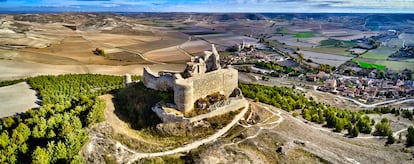 Castrojeriz (Burgos, Castilla y Len). Muchos de los peregrinos que han hecho entero el Camino Francs a Santiago de Compostela han pasado la noche en alguno de los ocho albergues (incluido el municipal) de esta localidad burgalesa antes de emprender la siguiente etapa, de 25,4 kilmetros, hasta Frmista (Palencia). El pueblo se encuentra a los pies de un imponente castillo en ruinas (en la imagen), que habla de la importancia que tuvo en la ruta jacobea este enclave durante la Edad Media. En Castrojeriz tambin destacan el palacio de los Condes de Castro, de estilo gtico, y la iglesia romnica de la Virgen del Manzano, del siglo XIII, que actualmente alberga el Museo de Arte Sacro.