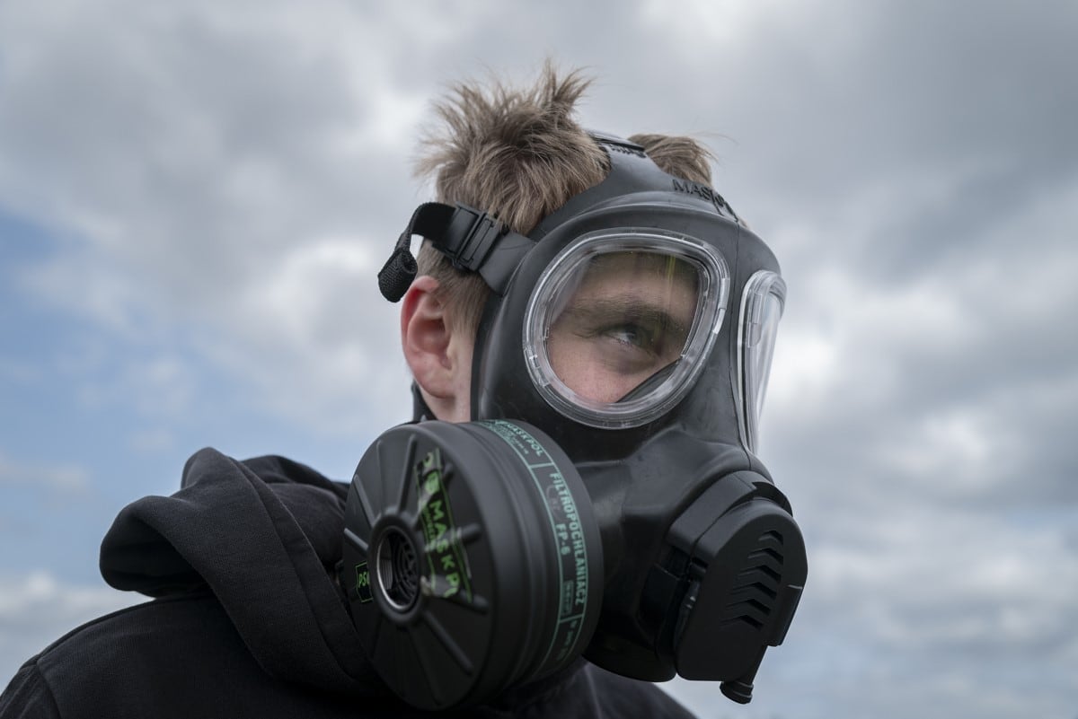 Tomasz Kuczynski, de 16 años, con una máscara antigás, durante la instrucción para civiles.
