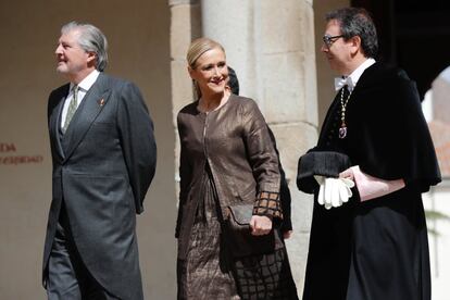 El ministro de Educación, Cultura y Deporte, Íñigo Méndez de Vigo, la presidenta de la Comunidad de Madrid, Cristina Cifuentes y el rector de la Universidad de Alcalá de Henares, Fernando Galván otros, a su llegada a la ceremonia de entrega del Premio de Literatura en Lengua Castellana.