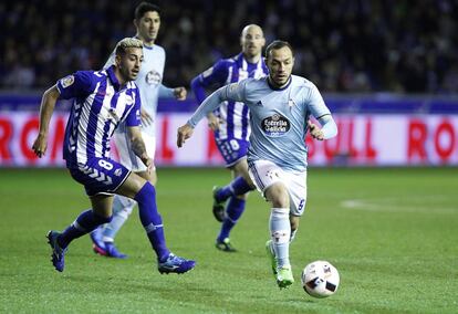 Marcelo Díaz disputa un balón con Víctor Camarasa.