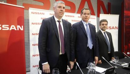 De izquierda a derecha, José Vicente de los Mozos, responsable industrial de Nissan-Renault; Gianluca de Ficchy, presidente europeo de Nissan, y Genís Alonso, consejero director general de Nissan en España.