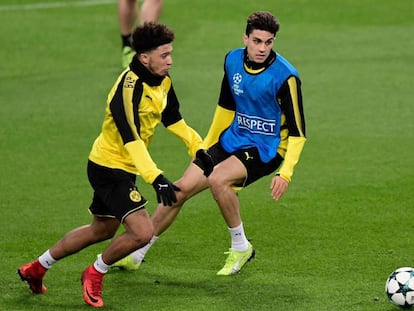 Jadon Sancho pugna con Bartra.