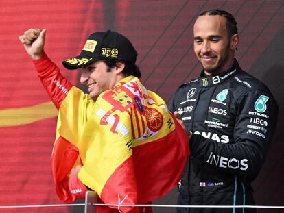 Carlos Sainz celebra su victoria junto a Lewis Hamilton en Silverstone.