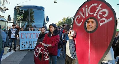 Un grupo de protesta, ante uno de los autobuses de Google que utilizan gratuitamente las paradas municipales de San Francisco.