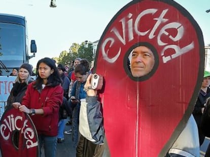 Un grupo de protesta, ante uno de los autobuses de Google que utilizan gratuitamente las paradas municipales de San Francisco.