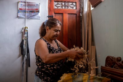 Los muñecos de año viejo están rellenos de aserrín. Silvia lo consigue al frente de su casa, en un local donde trabajan con madera.