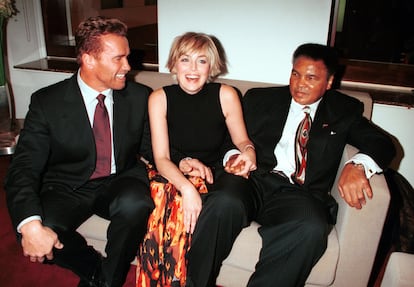 Arnold Schwarzenegger, Sharon Stone y Muhammad Ali en el año 2000.