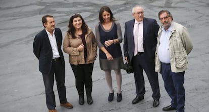 Desde la izquierda, Adolfo Blanco, de la distribuidora A contracorriente; Fabia Buenaventura, de FAPAE (productores); Susana de la Sierra, del ICAA; Juan Ramón Gómez Fabra, de FECE (exhibidores), y Enrique González Macho, presidente de la Academia. Marién Kadner tuvo que ausentarse.