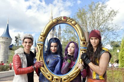 Los actores Cameron Boyce, Dove Cameron, Sofia Carson y Booboo Stewart, protagonistas de la saga 'Los descendientes', en el parque Disney de Florida (EE UU).