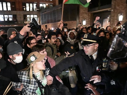 Agentes de policía detienen a estudiantes de la Universidad de Nueva York en solidaridad con los manifestantes de la Universidad de Columbia y en contra de los ataques de Israel sobre Gaza, este lunes.