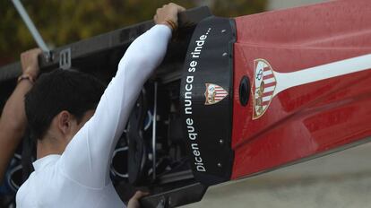 Los remeros del Sevilla lucen un verso del himno en su barco: