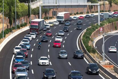Leves retenciones en la M-40 de Madrid durante las primeras horas de la operación retorno de las vacaciones de verano.