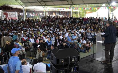 El comandante de las FARC Pablo Catatumbo (derecha) habla durante una ceremonía del proceso de paz, en Buenos Aires, Valle del Cauca, Colombia.
