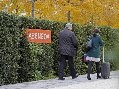 Unas personas entran al centro de Abengoa de Palmas Altas en Sevilla.