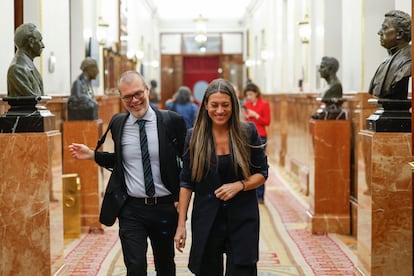 La portavoz de Junts en el Congreso, Miriam Nogueras, y su compañero de partido Josep María Cruset, este jueves en los pasillos de la cámara baja. 