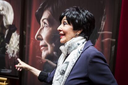 Concha Velasco posa junto a su retrato durante el acto de presentación del Espacio Pérez Galdós, en el Teatro Español de Madrid, en 2015.