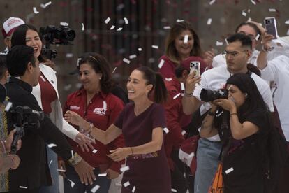 Claudia Sheinbaum, la candidata de Morena a las elecciones presidenciales de este domingo, durante su llegada al Zócalo de Ciudad de México para celebrar un masivo mitin de final de campaña.