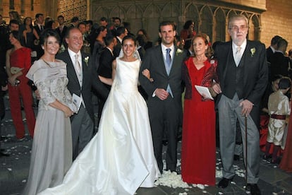 Los reci&eacute;n casados Pablo Lara (tecero por la derecha)  hijo del presidente del grupo Planeta Jos&eacute; Manuel Lara Bosch (derecha) y Anna Brufau (tercera por la izquierda), hija de uno de los altos directivos de Indra en Catalu&ntilde;a, Manuel Brufau (segundo por la derecha).
 
 