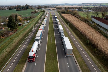 Camioneros polacos protestan en la frontera con Ucrania para reclamar que se reinstauren las restricciones a los transportistas ucranios. 