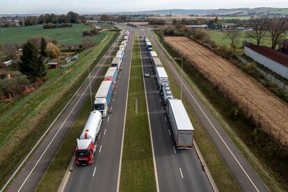 Camioneros polacos protestan en la frontera con Ucrania para reclamar que se reinstauren las restricciones a los transportistas ucranios. 