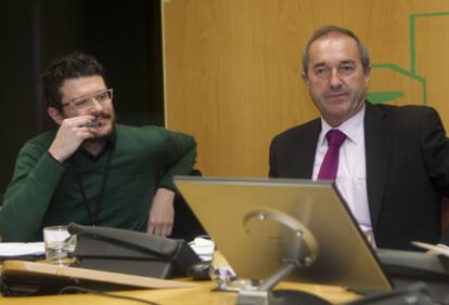 Asier Mendizabal (a la izquierda), ayer, junto al presidente de la ponencia sobre el Guggenheim, el socialista Benjamín Atutxa, en el Parlamento.